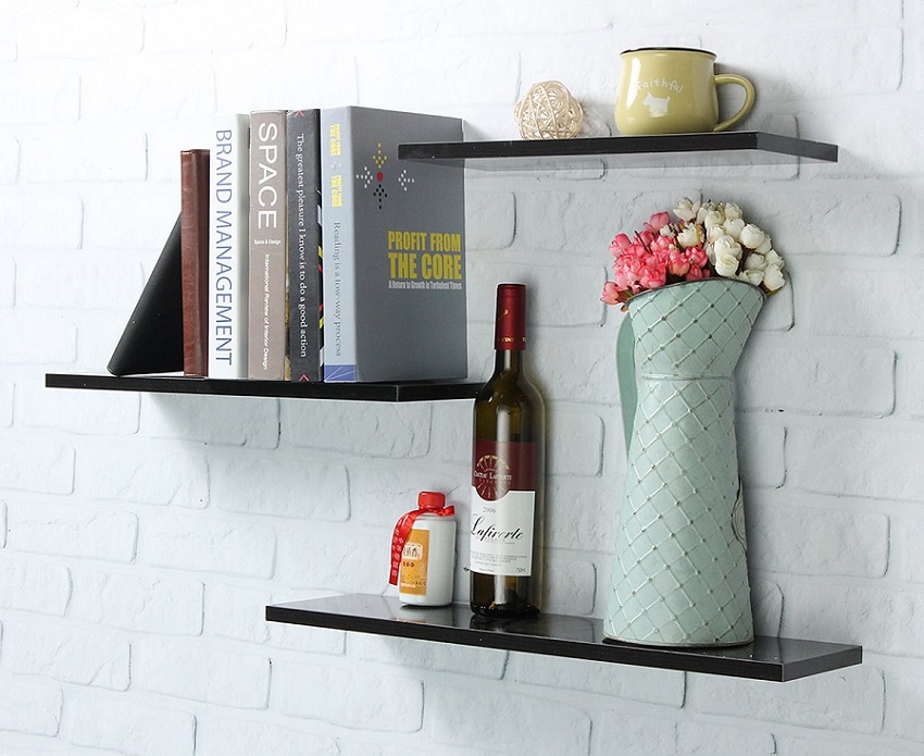 For å spare plass er det montert hengslede hyller For å spare plass er det montert hengslede hyller