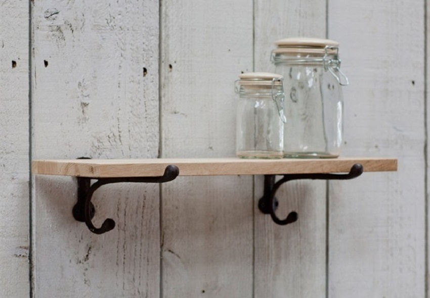 Hyllen kan til og med sikres med hengekroker Hyllen kan til og med sikres med hengekroker