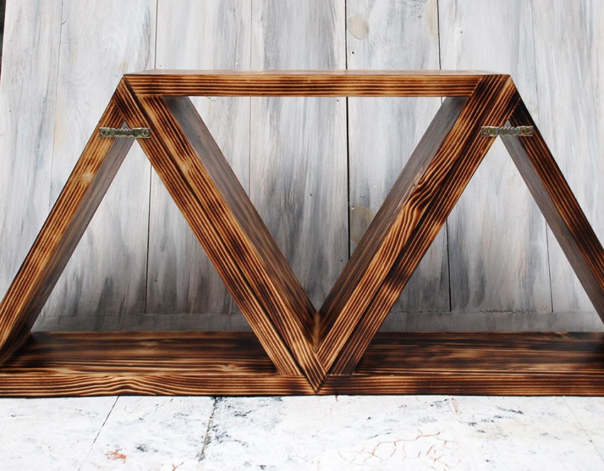 Hyller dekket med flekk og lakk får et presentabelt utseende Hyller dekket med flekk og lakk får et presentabelt utseende