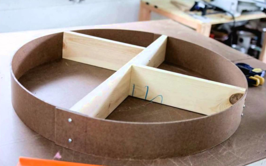 Det er ganske vanskelig å lage en rund hylle hjemme. Det er ganske vanskelig å lage en rund hylle hjemme.