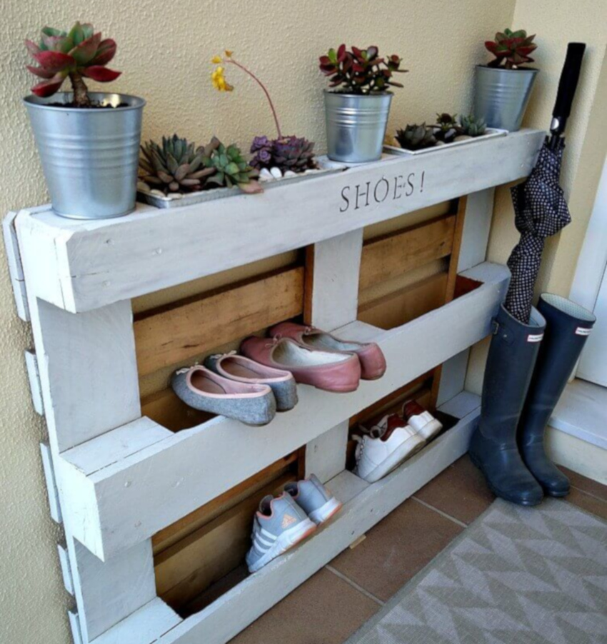Pallen kan også brukes til å lage en hylle for sko Pallen kan også brukes til å lage en hylle for sko