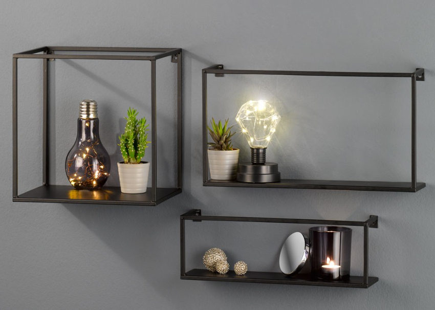 Firkantede metallhyller er egnet for et minimalistisk interiør Firkantede metallhyller er egnet for et minimalistisk interiør