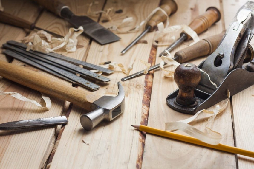 For produksjon av trehyller dekorert med utskjæringer, trenger du et spesielt verktøy For produksjon av trehyller dekorert med utskjæringer, trenger du et spesielt verktøy