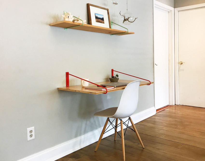 Bred vegghylle kan fungere som et bord Bred vegghylle kan fungere som et bord