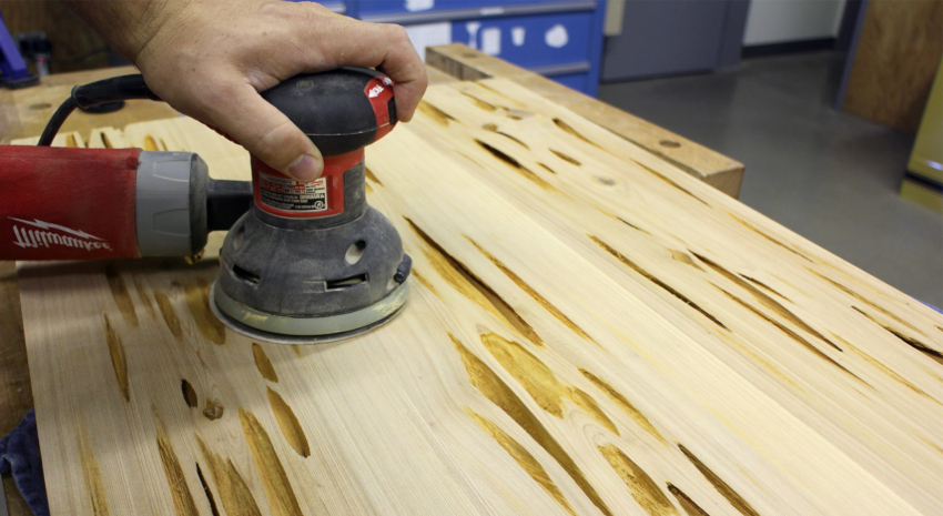 Slipemaskinen fremskynder behandlingen av deler flere ganger Slipemaskinen fremskynder behandlingen av deler flere ganger