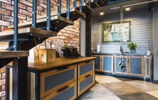 Loft-stil entré: et rom som skaper førsteinntrykket av det indre av leiligheten