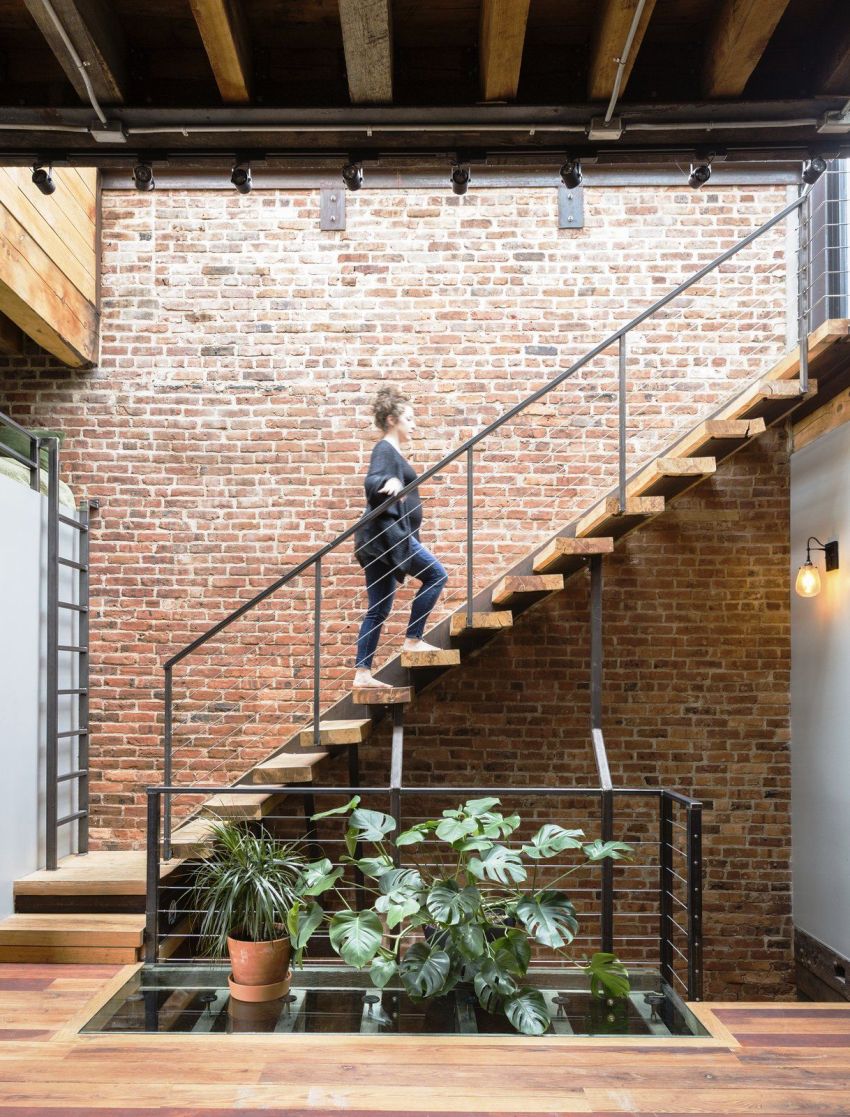 Yếu tố chính của hành lang trong một căn hộ kiểu gác xép là gạch Yếu tố chính của hành lang trong một căn hộ kiểu gác xép là gạch