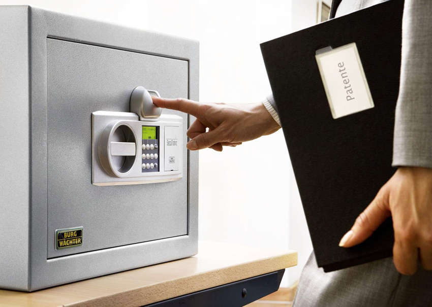 الخزنة ذات القفل البيومتري هي واحدة من أكثر الخزانات مقاومة للسرقة ، ولكن عيبها هو ارتفاع سعرها. الخزنة ذات القفل البيومتري هي واحدة من أكثر الخزانات مقاومة للسرقة ، ولكن عيبها هو ارتفاع سعرها.