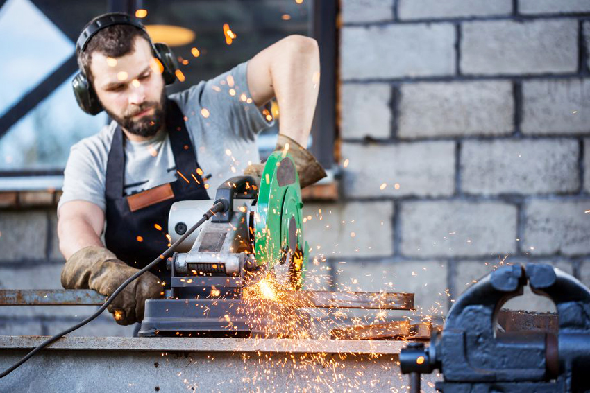 يمكنك صنع مكان آمن بنفسك ، ولكن لجعله مقاومًا للسطو والحريق ، يجب أن يكون لديك معدات خاصة ومهارات مهنية يمكنك صنع مكان آمن بنفسك ، ولكن لجعله مقاومًا للسطو والحريق ، يجب أن يكون لديك معدات خاصة ومهارات مهنية