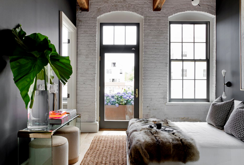 To make a small bedroom look more spacious, it must be trimmed in light colors. To make a small bedroom look more spacious, it must be trimmed in light colors.