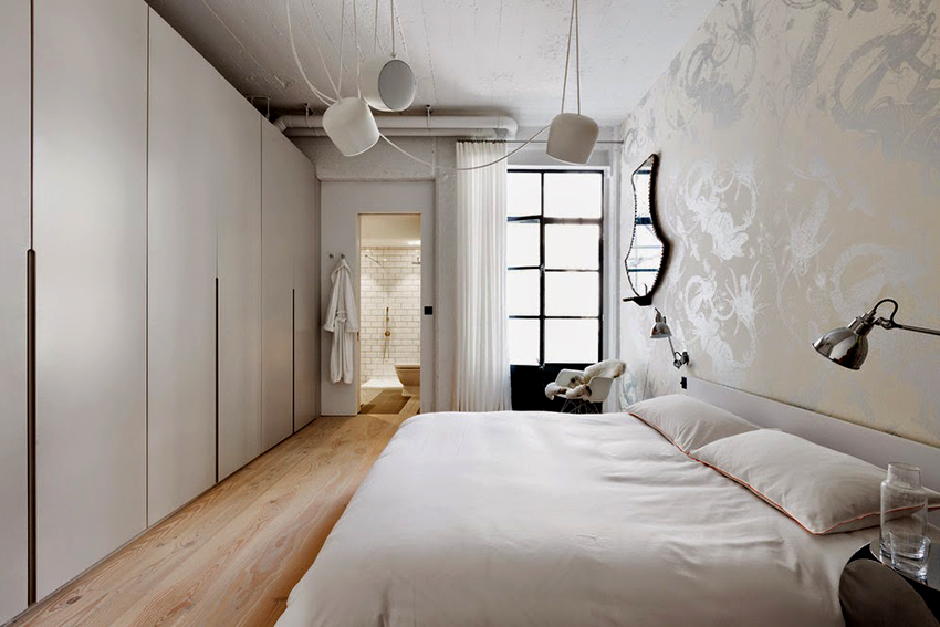 Track lights, pendant lights or floor lamps are suitable for lighting a bedroom in a loft style. Track lights, pendant lights or floor lamps are suitable for lighting a bedroom in a loft style.