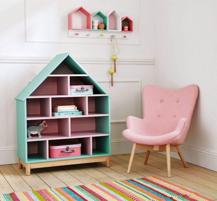 Отворените рафтови клетки дават на детето възможност за достъп до всяка играчка Отворените рафтови клетки дават на детето възможност за достъп до всяка играчка