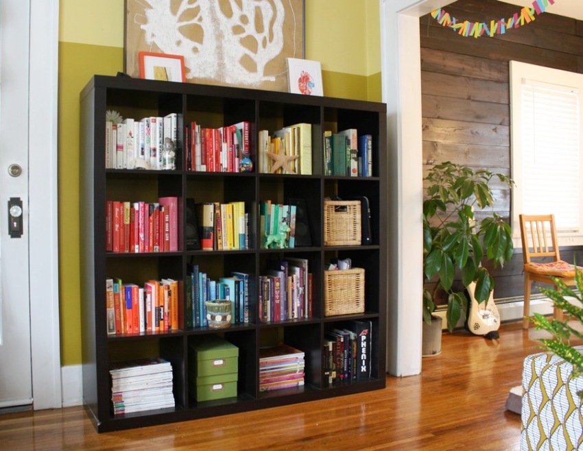 Рафтовете за книги на IKEA най-често се правят в класически формат Дървените стелажи са подходящи за стаи, декорирани в различни стилове