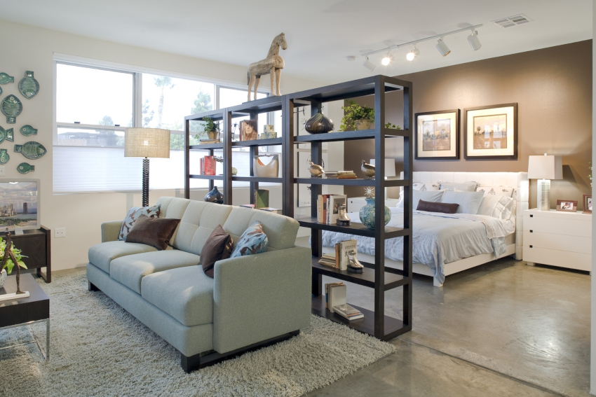 ในห้องนั่งเล่นสไตล์คลาสสิกสิ่งที่เหมาะสมที่สุดคือชั้นวางที่ทำจากไม้และไม้กระดาน ในห้องนั่งเล่นสไตล์คลาสสิกสิ่งที่เหมาะสมที่สุดคือชั้นวางของไม้และกระดาน