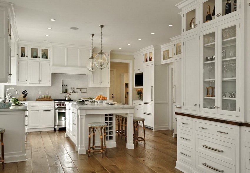 Oftest, i Provence-stil, anvendes monokromatisk vægdekoration og et hvidt loft. Oftest, i Provence-stil, anvendes monokromatisk vægdekoration og et hvidt loft.