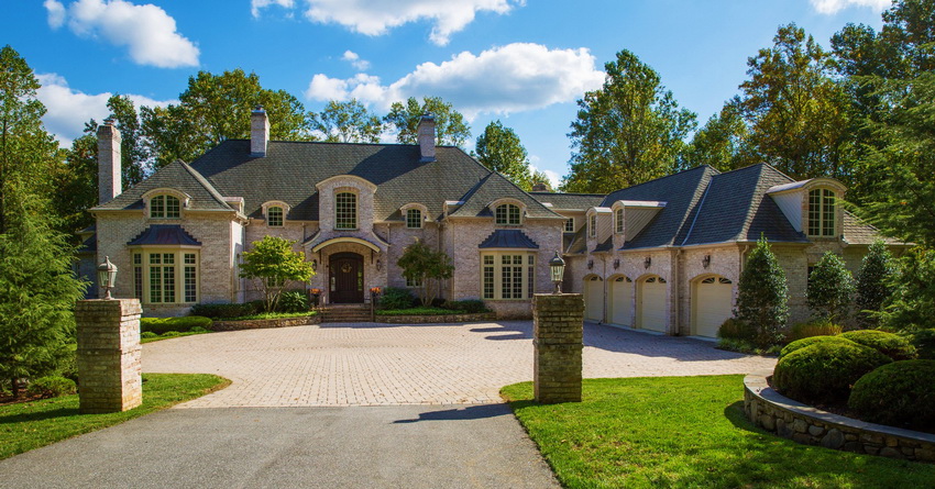 Som regel er vendingen af huse i Provence-stil lavet af naturlige materialer. Som regel er vendingen af huse i Provence-stil lavet af naturlige materialer.