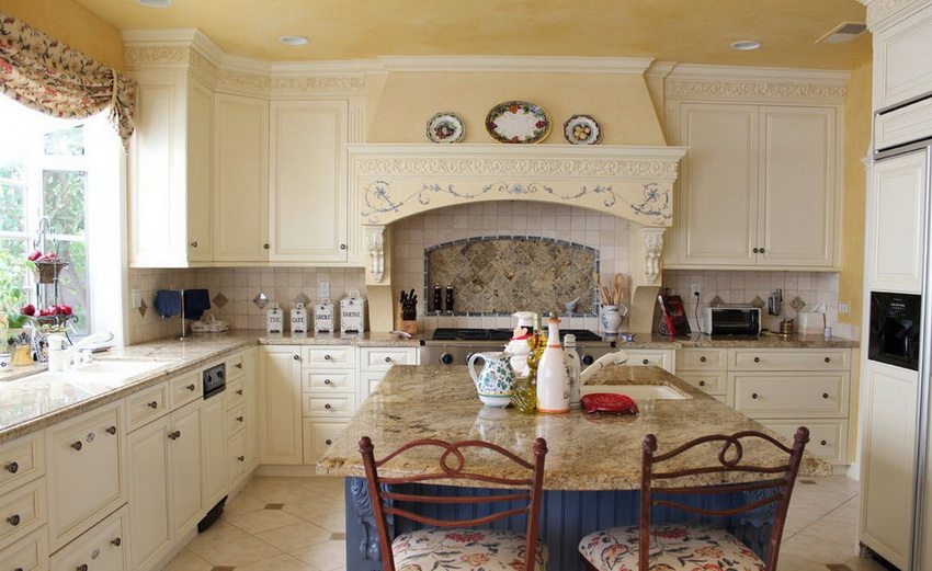 Ofte er møbler i Provence-stil dekoreret med udskæringer eller malerier Ofte er møbler i Provence-stil dekoreret med udskæringer eller malerier