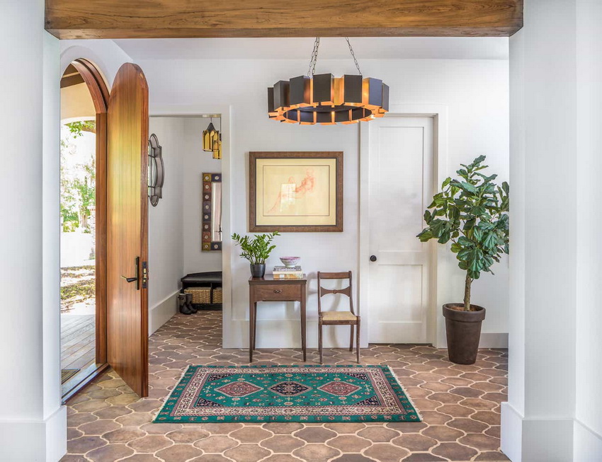 Den klassiske Provence-stil har vægge og lofter i lyse eller hvide farver Den klassiske Provence-stil har vægge og lofter i lyse eller hvide farver