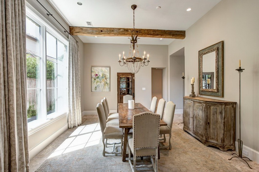 Møbler med efterligning af antikken bruges meget i det indre af Provence Møbler med efterligning af antikken bruges meget i det indre af Provence