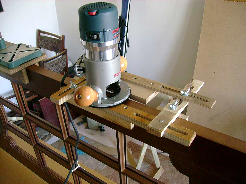 For at installere låsen ved hjælp af en router skal døren fjernes og placeres vinkelret For at installere låsen ved hjælp af en router skal døren fjernes og placeres vinkelret