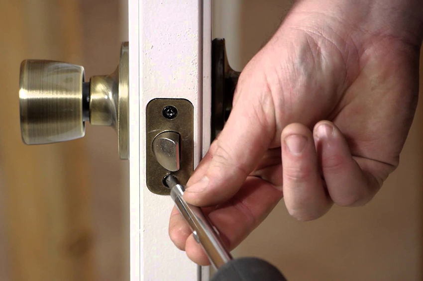 For at demontere det runde håndtag skal du først fjerne enhedens yderside For at demontere det runde håndtag skal du først fjerne enhedens yderside