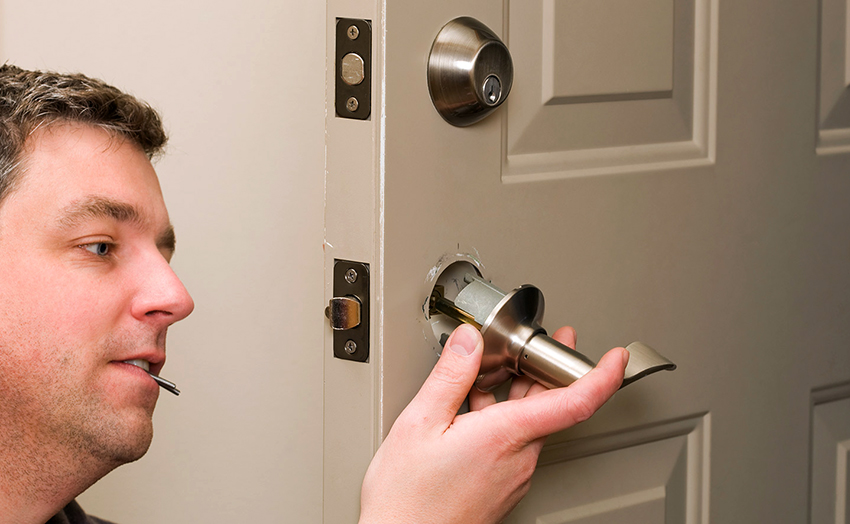 For at fjerne skubbehåndtaget skal du først og fremmest skrue skruerne af For at fjerne skubbehåndtaget skal du først og fremmest skrue skruerne af