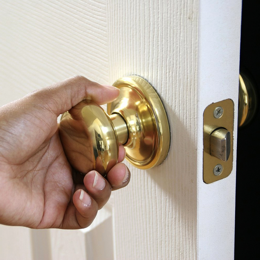 For at fjerne det runde håndtag skal du finde knappen placeret på indersiden For at fjerne det runde håndtag skal du finde knappen placeret på indersiden