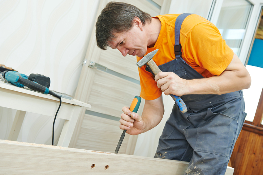 For at lave en fordybning til mekanismen skal du bruge en mejsel og en hammer For at lave en fordybning til mekanismen skal du bruge en mejsel og en hammer