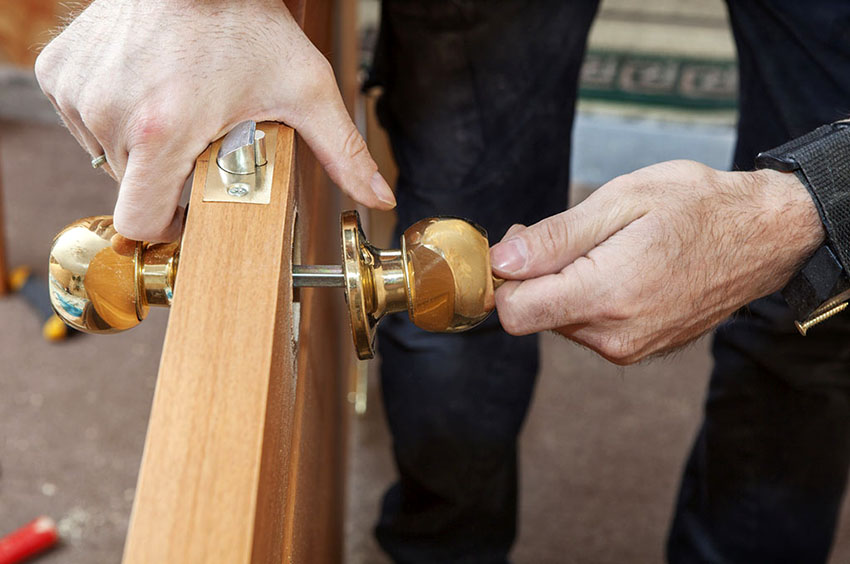 To dele af håndtaget skal fastgøres på begge sider af døren og fastgøres To dele af håndtaget skal fastgøres på begge sider af døren og fastgøres