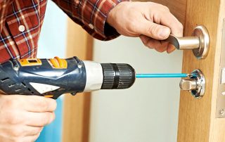 Installation af en dørlås i en indvendig dør: enkle og ligetil instruktioner