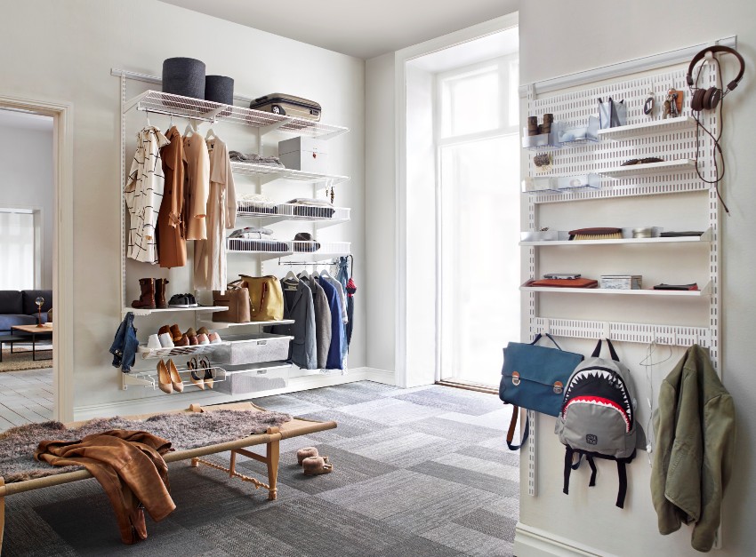 Seinäripustin ja kenkäteline käytävässä ei vie paljon tilaa, mutta vapauttaa enimmäistilaa Seinäripustin ja kenkäteline käytävässä ei vie paljon tilaa, mutta vapauttaa enimmäistilaa