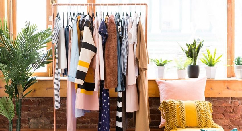 Bármilyen belső stílushoz, bármilyen típusú ruházathoz és kiegészítőkhöz kiválaszthatja a padlófüggesztőt Padlófogasok ruhákhoz: érdekes ötletek és fontos árnyalatok