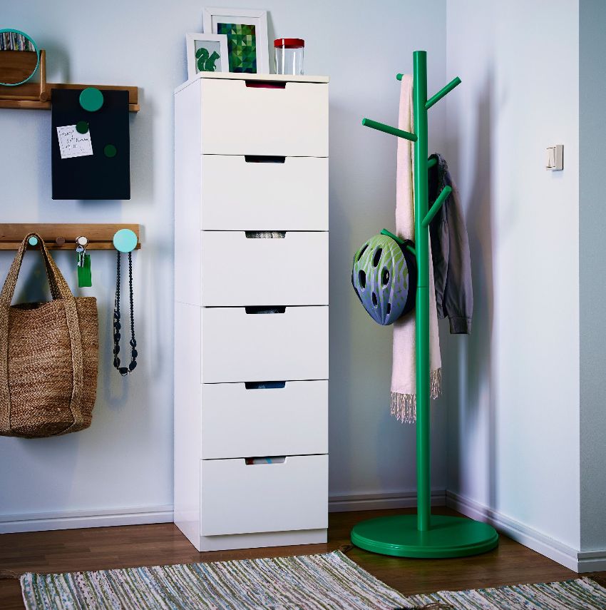 A ruhák padlófogasának teljesen meg kell egyeznie a szoba belsejével A ruhák padlófogasának teljesen meg kell egyeznie a szoba belsejével