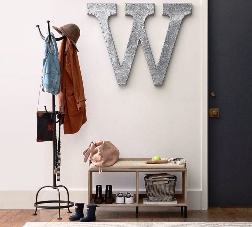 A folyosón lévő állvány padlómodellje - modern és nagyon kényelmes kialakítás A folyosón lévő állvány padlómodellje - modern és nagyon kényelmes kialakítás