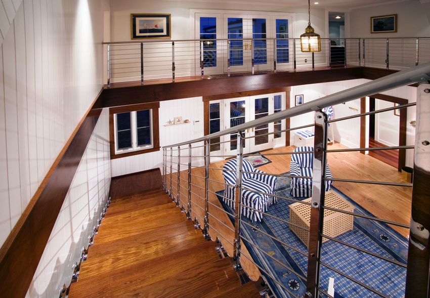 הרמה הראשונה שמורה למטבח, לסלון, לחדר העבודה, לחדר השירות הרמה הראשונה שמורה למטבח, לסלון, לחדר העבודה, לחדר השירות