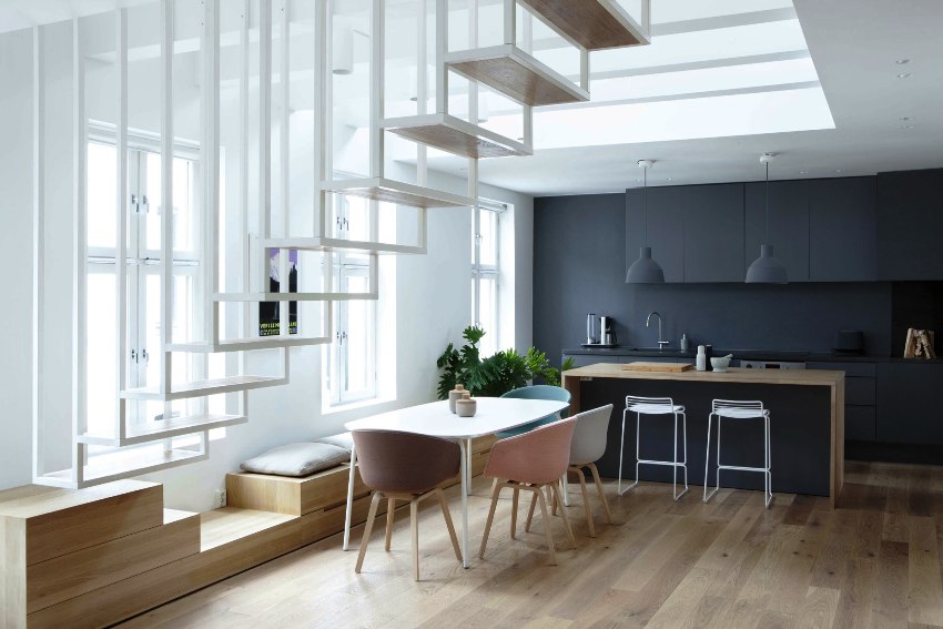 גרם המדרגות יכול להיעשות כמה שיותר בולט (עבור בתים קטנים) או לדומיננטי בפנים גרם המדרגות יכול להיעשות כמה שיותר בולט (עבור בתים קטנים) או לדומיננטי בפנים