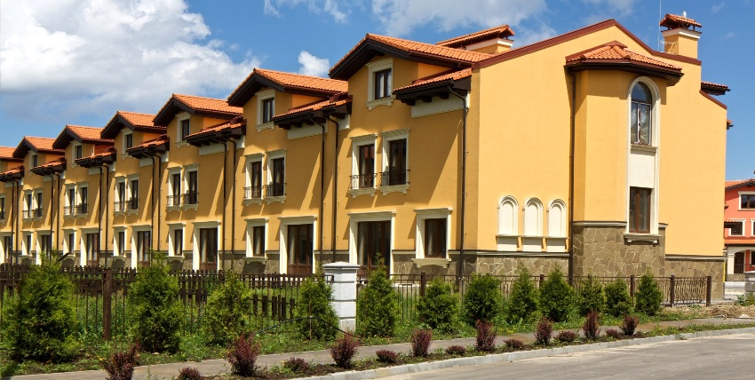 בתים חדשים נבנים באמצעות טכנולוגיית מסגרות מלוחות SIP בתים חדשים נבנים באמצעות טכנולוגיית מסגרות מלוחות SIP