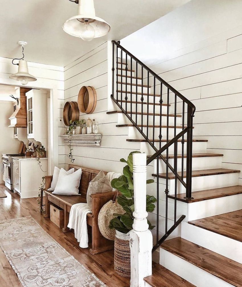 Ang mga pader ng koridor ay maaaring tapusin sa clapboard o kahoy o MDF panel Ang mga pader ng koridor ay maaaring tapusin sa clapboard o kahoy o MDF panel