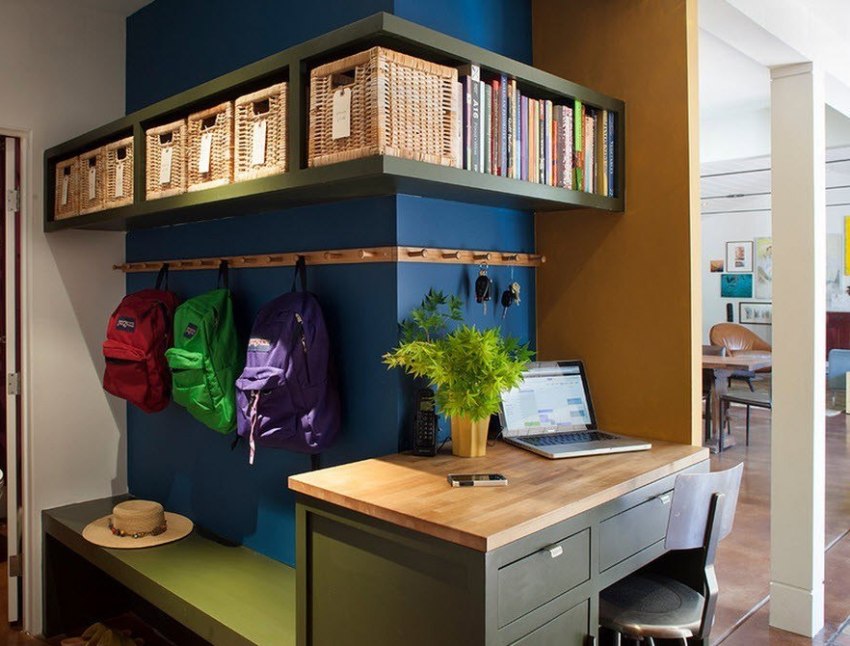 Para sa isang maliit na pasilyo, pinakamahusay ang modular na kasangkapan. Para sa isang maliit na pasilyo, pinakamahusay ang modular na kasangkapan.