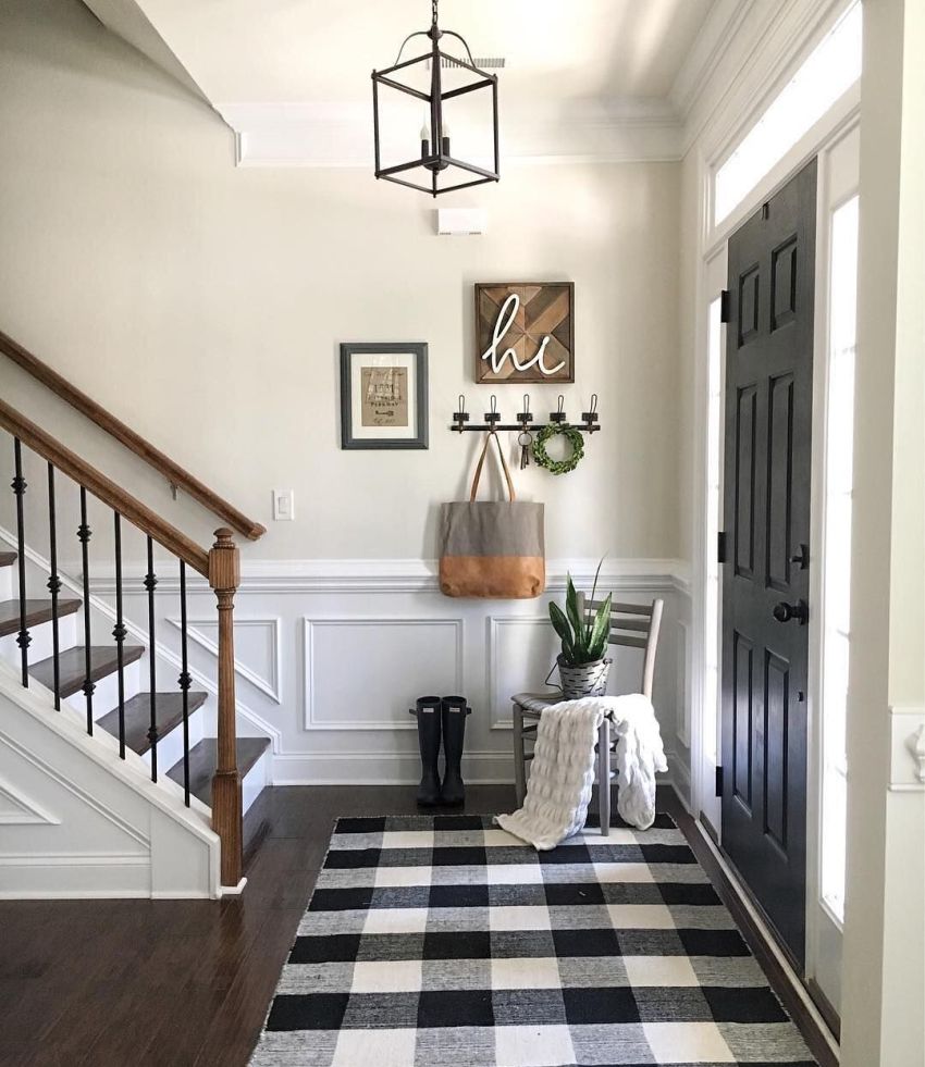 Ang modernong istilo ay perpektong akma para sa mga nasabing lugar bilang isang pasilyo at isang pasukan sa pasukan. Ang modernong istilo ay perpektong akma para sa mga nasabing lugar bilang isang pasilyo at isang pasukan sa pasukan.