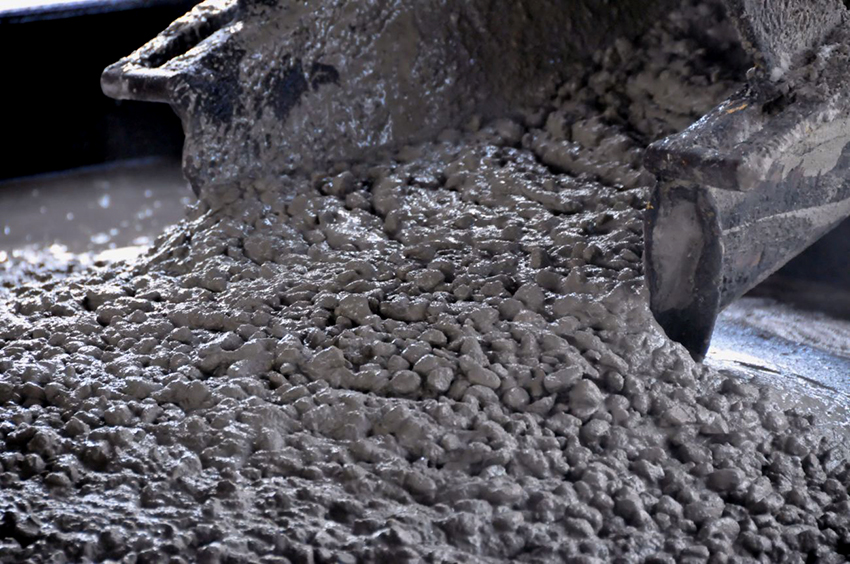 Komponenter til gassblokker blandes grundig og helles i former Komponenter til gassblokker blandes grundig og helles i former