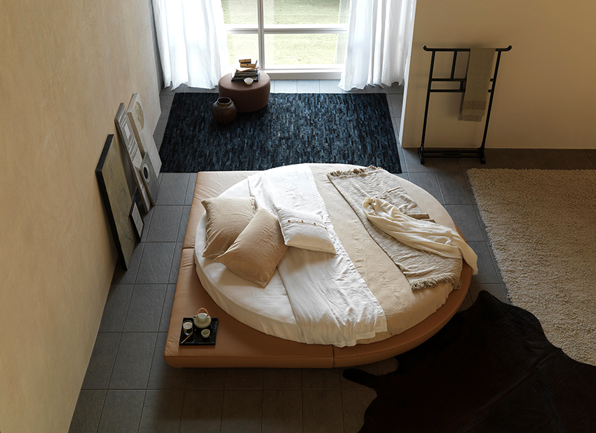 מיטות עגולות נראות מרהיבות ויוצאות דופן, אך מתאימות לחדרי שינה מרווחים