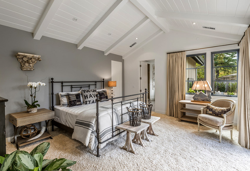 מיטות מתכת נראות מסוגננות וזולות יחסית.