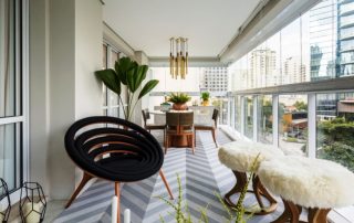 French balkonahe: mga larawan ng mga pagpipilian sa disenyo mula sa klasikong hanggang sa modernong interpretasyon