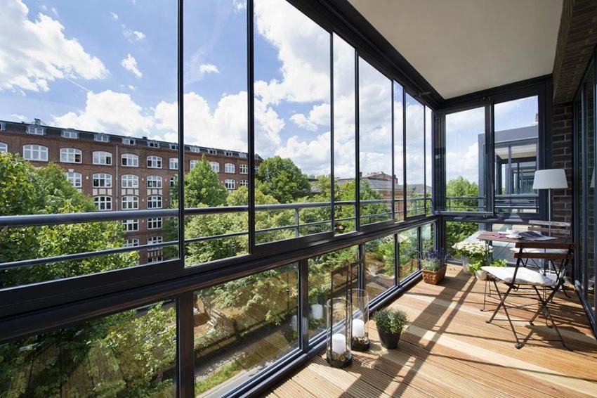 Danas se francuski balkon obično naziva panoramskim prozorima od stropa do poda. Danas se francuski balkon obično naziva panoramskim prozorima od stropa do poda.