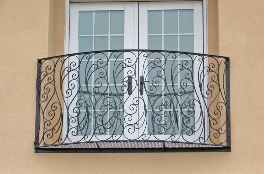 Prije su se francuski balkoni nazivali uskim izbočenim platformama s ogradom od kovanog željeza, na kojima je mogla stajati samo jedna osoba. Prije su se francuski balkoni nazivali uskim izbočenim platformama s ogradom od kovanog željeza, na kojima je mogla stajati samo jedna osoba.