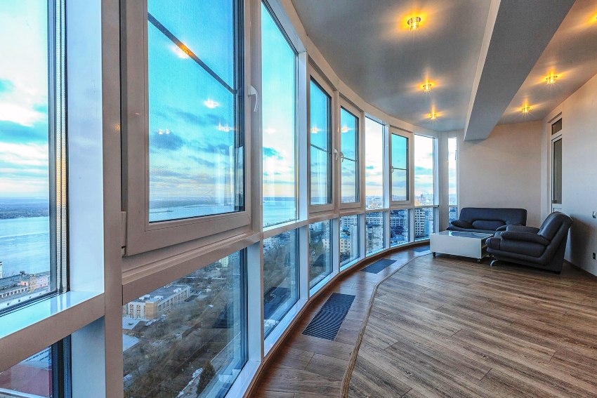 Francuski balkon može imati dodatne rukohvate i ogradu od kovanog željeza ili može biti jednostavno u obliku ogromnih panoramskih prozora na cijelom zidu Francuski balkon može imati dodatne rukohvate i ogradu od kovanog željeza ili može biti jednostavno u obliku ogromnih panoramskih prozora na cijelom zidu