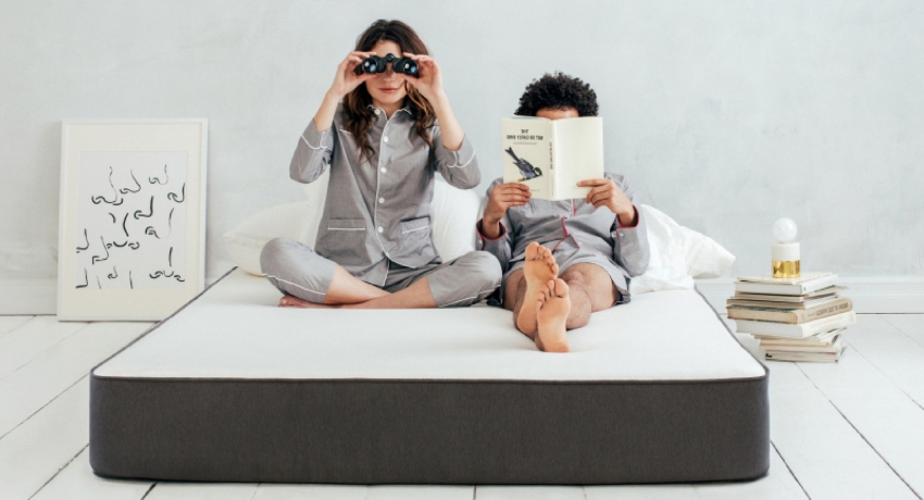 W materacach sprężynowych metalowy blok na obwodzie jest wzmocniony, dlatego spanie na nim nie jest tak wygodne W materacach sprężynowych metalowy blok na obwodzie jest wzmocniony, dlatego spanie na nim nie jest tak wygodne