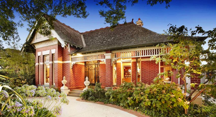 Тухлените къщи са много популярни, защото този строителен материал ви позволява да получите здрава и трайна структура. Тухлена къща: снимки на традиционни фасади и нестандартни архитектурни решения