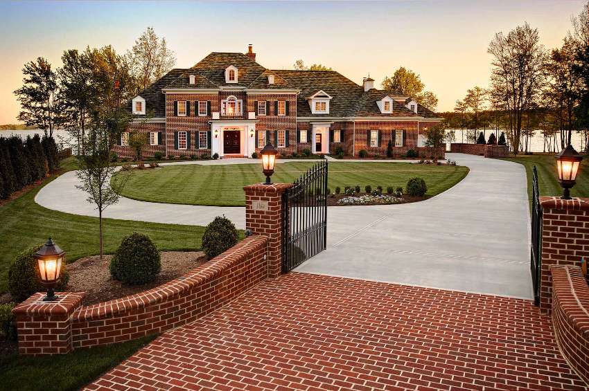 Дизайнът на дома в английски стил изглежда луксозно и елегантно Дизайнът на дома в английски стил изглежда луксозно и елегантно